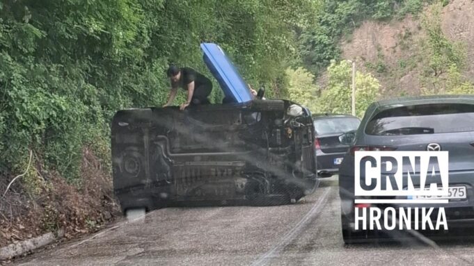 Kadeti Policijske akademije spašavali djevojke iz prevrnutog automobila kod Prozora