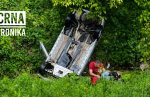 Teška nesreća kod Konjica: Automobil završio na krovu pored magistrale